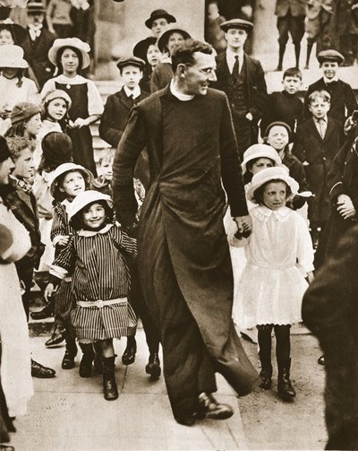 Dal campo di battaglia di St. Eloi a St. Pauls, Deptford: il Rev. E.N. Mellish, V.C. da English Photographer